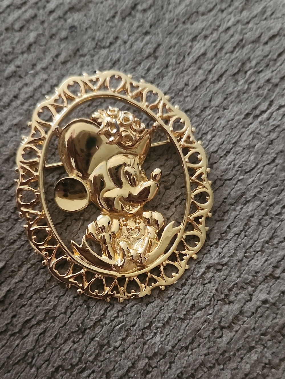 Gold-tone Cartoon Minne  Brooch